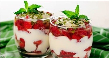 домашний йогурт из закваски живой баланс с клубникой и листиками мяты в стаканах на зелено-белой скатерти