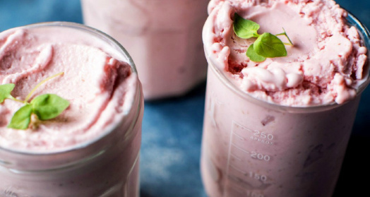 Замороженный домашний йогурт из закваски живой баланс с фруктовым наполнителем и листочками мяты в емкостях для приготовления йогурта
