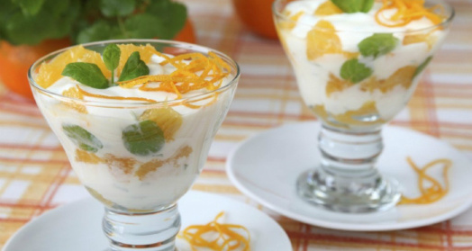 домашний йогурт из закваски живой баланс в креманке с фруктами и листочками мяты на белом блюдце на столе