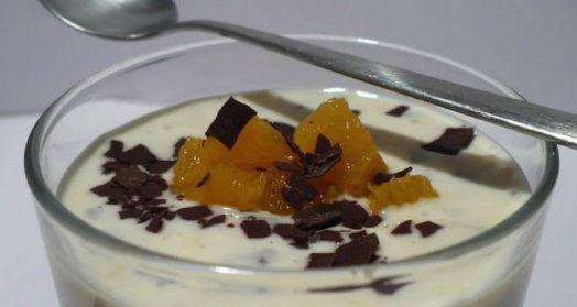 натуральный йогурт из закваски живой баланс в стакане с ложкой с шоколадом и фруктами