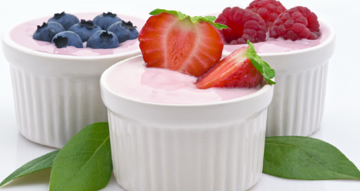 домашний йогурт из закваски живой баланс в белых формах с черникой, малиной и клубникой