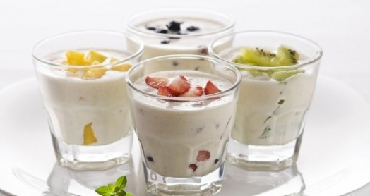 домашний йогурт из закваски живой баланс в стаканах с фруктами и ягодами