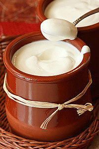 свежий йогурт из закваски живой баланс в керамических горшках с ложкой в плетеной корзинке