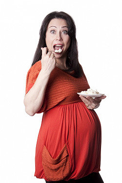 беременная девушка кушает творог из закваски живой баланс