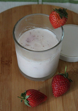 натуральный йогурт, приготовленный из закваски живой баланс в йогуртнице с клубникой