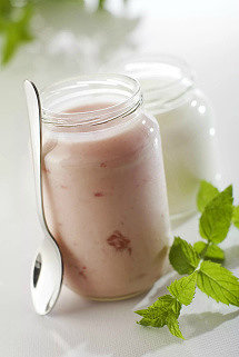 Натуральный йогурт из закваски живой баланс с клубникой и листочками мяты в прозрачной банке с ложкой 