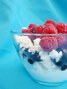 натуральный йогурт из закваски живой баланс с малиной и смородиной в прозрачной пиале