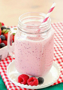 домашний йогурт из закваски живой баланс с ягодами в стеклянном кувшине с трубочкой