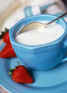 домашний йогурт из закваски живой баланс в синей чашке на блюдце с ложкой и клубникой