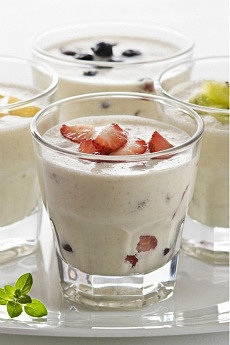 домашний йогурт из закваски с бифидобактериями живой баланс в стаканах с фруктами