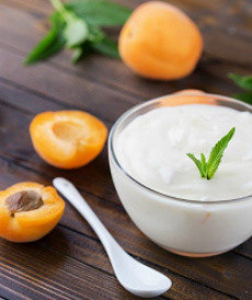домашний йогурт из закваски живой баланс в пиале с абрикосами